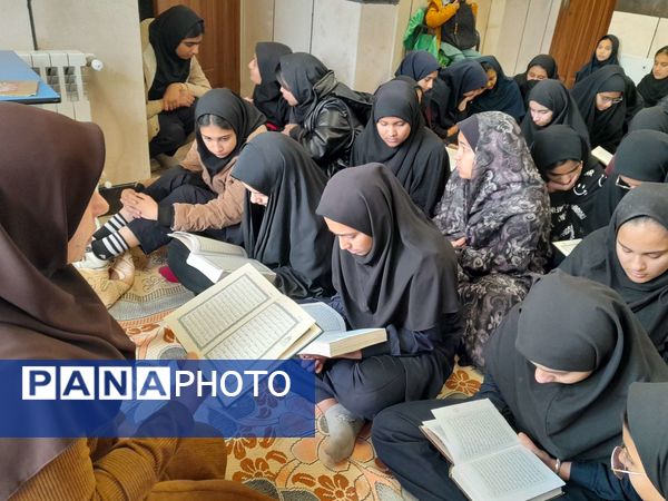  محفل انس با قرآن کریم در دبیرستان مادرمهربان