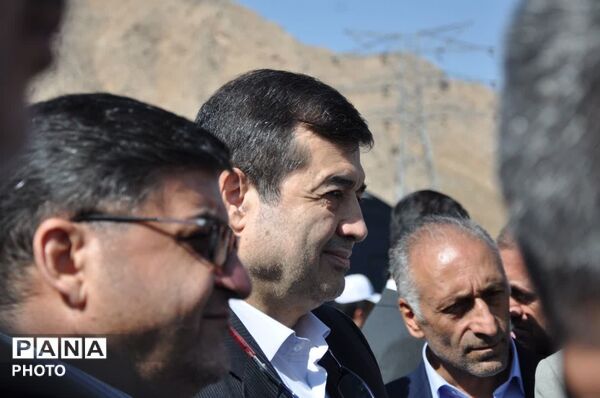 استقبال اعضای خانه جوان بخش لاران از وزیر ورزش و جوانان