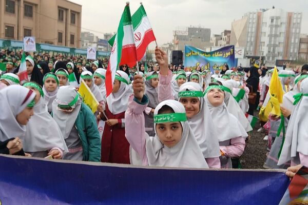 حضور دانش آموزان اسلامشهری در راهپیمایی ۱۳ آبان