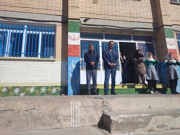 توزیع نذورات مهدوی در دبستان شکوفه‌های انقلاب