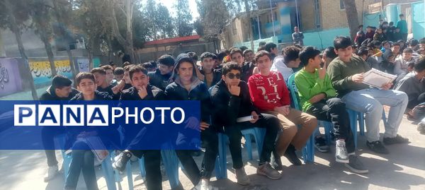 تقدیر از دانش‌آموزان برتر دبیرستان پژوهش آشخانه 