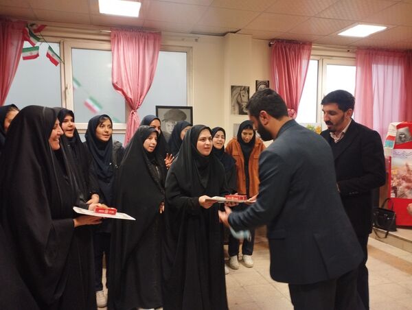 به نمایش گذاشتن گوشه ای از برکات انقلاب اسلامی در مدرسه انقلاب دبیرستان حق شناس2