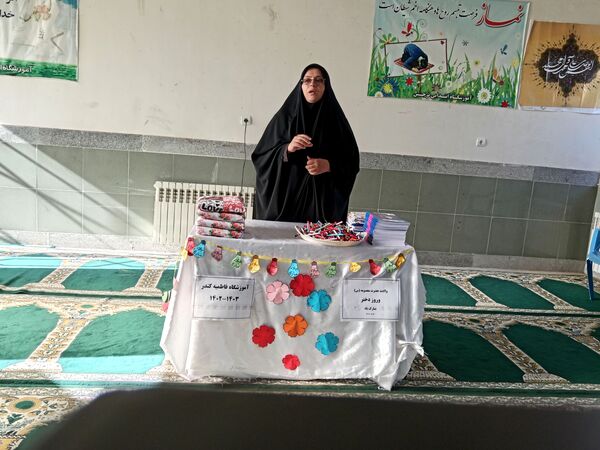 اهدای چادر به مناسبت روز دختر در خلیل‌آباد