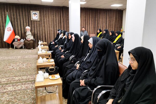 دیدار دختران دانش‌آموز سنندجی با نماینده ولی‌فقیه در کردستان 
