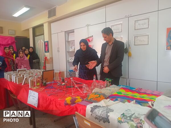 نمایشگاه کار و فناوری در دبیرستان نشاط بهارستان‌دو