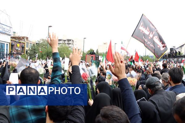 سیل خروشان زائران و مجاوران رضوی در مراسم تشییع پیکر شهدای خدمت