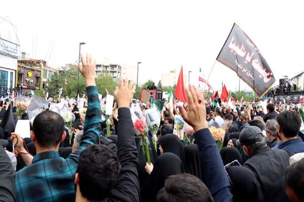 سیل خروشان زائران و مجاوران رضوی در مراسم تشییع پیکر شهدای خدمت