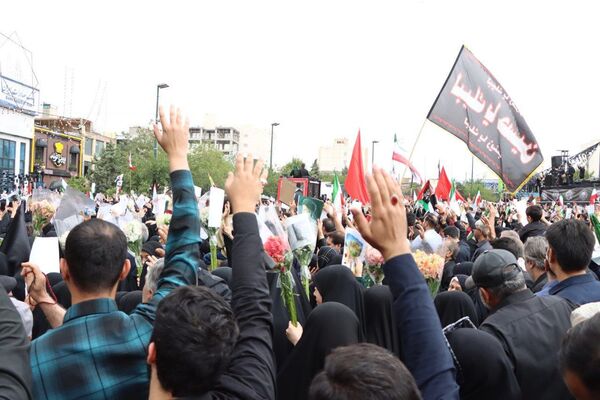 سیل خروشان زائران و مجاوران رضوی در مراسم تشییع پیکر شهدای خدمت