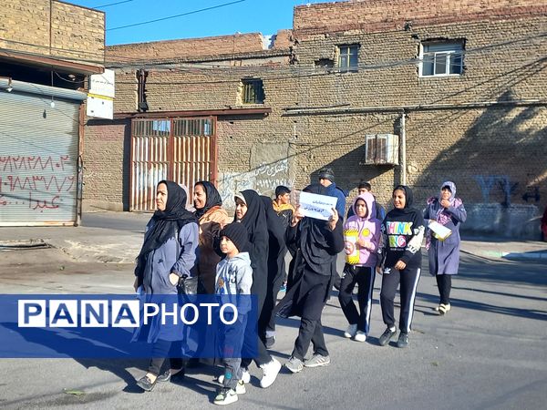 پیاده‌روی خانوادگی در اسلامشهر