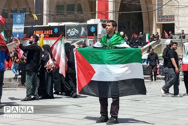 وداع مردم آکنده از اشک و دلتنگی؛با رهبر شهید و خانواده‌اش در مصلی 