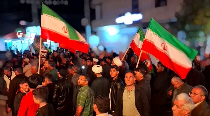 صحنه دیگری از عشق و ارادت ملت به رهبر در سومین شب سال جدید در شهرستان باشت