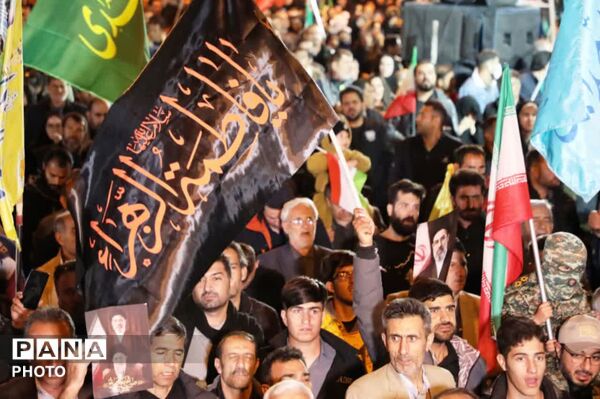 صحنه دیگری از عشق و ارادت ملت به رهبر در سومین شب سال جدید در شهرستان باشت