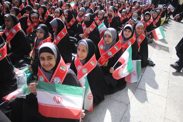 جلوه‌هایی از حضور حماسی دانش‌آموزان قم در راهپیمایی یوم الله ۱۳ آبان