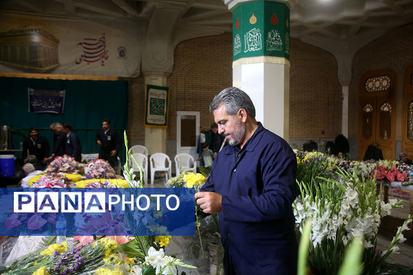 گل آرایی ضریح مطهر حضرت معصومه(س) به مناسبت روز دختر