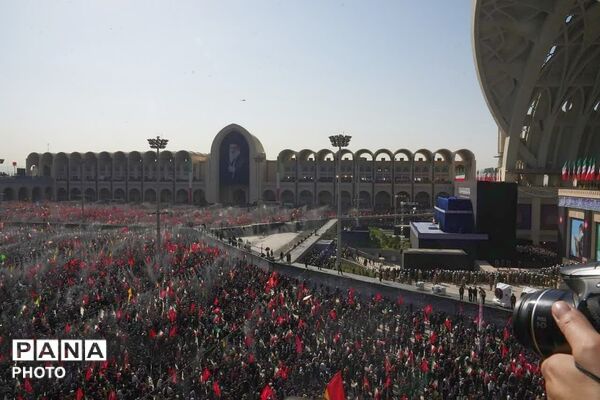 مصلی تهران در تسخیر موج همدلی؛ وداع باشکوه مردم با رهبر شهید