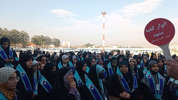 بدرقه دختران دانش آموز از ایستگاه پروازی مشهد به سوی سرزمین وحی