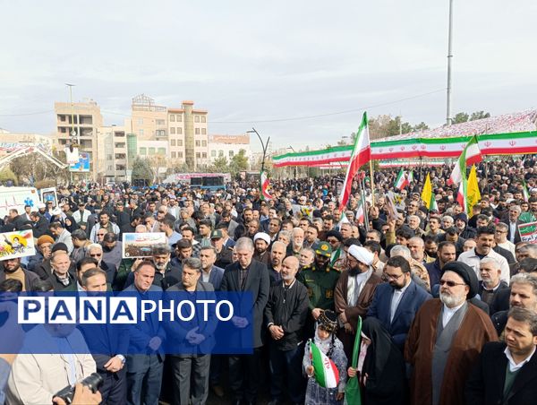 حضور دانش آموزان و جامعه بزرگ فرهنگیان در یوم الله 22 بهمن ماه در پاکدشت 