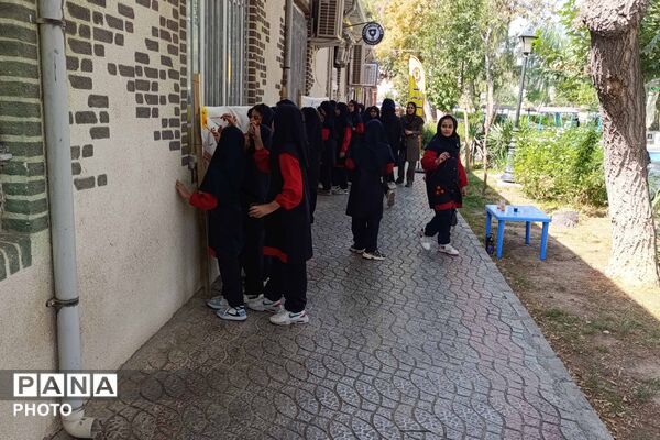 نقاشی دانش‌آموزان دختر در هفته کودک