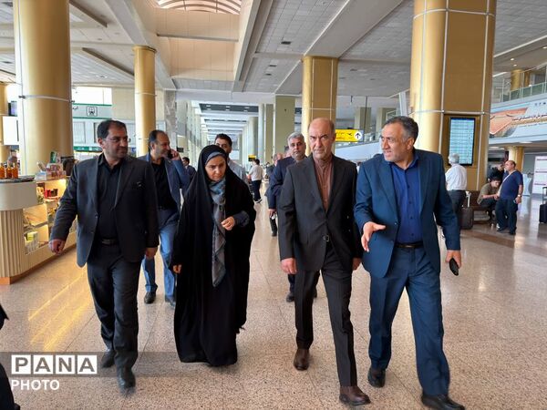 بازدید وزیر راه و شهرسازی از روند خدمات‌رسانی به زائران امام رضا(ع) در فرودگاه مشهد