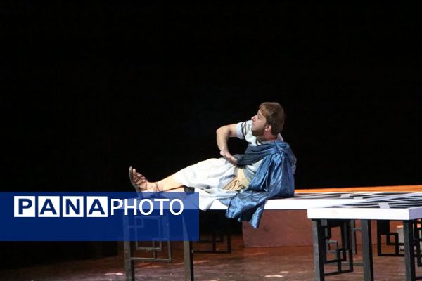 تئاتر «هیولاکش» روایتی نمایشی از شاهنامه در تالار بزرگ یزد