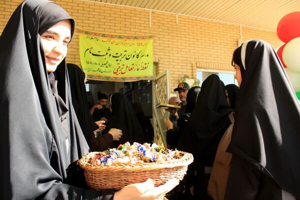 مراسم گرامیداشت هفته دفاع مقدس در هنرستان فاطمه‌الزهرا(س) گچساران