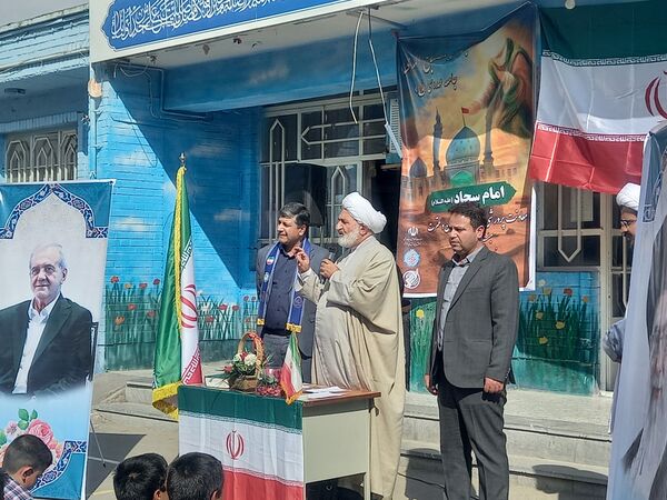 رونمایی از کتاب «روحانی که روحانی نیست» در دبیرستان باقریه