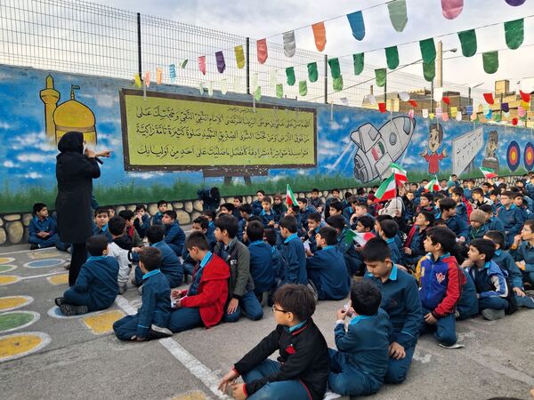 جشن پیروزی انقلاب در مدرسه هوشمند خیرزاده
