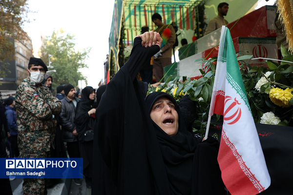 تشییع پیکرهای ۱۰۰ شهید گمنام از مقابل دانشگاه تهران