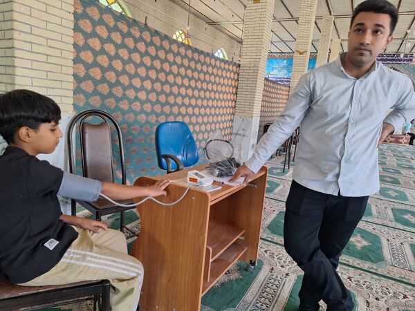برپایی میز خدمت ادارات شهرستان حاجی آباد در نماز جمعه به‌مناسبت هفته دولت