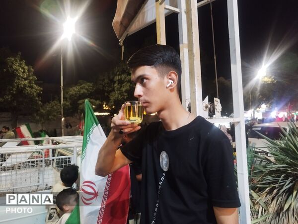 چایخانه حوزه علمیه گلشن برپا شد؛ جرعه‌ای علم و اخلاص به نیت شهدا