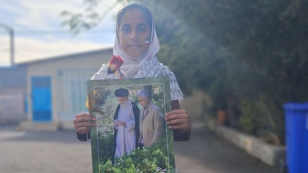جشن باشکوه دهه فجر و پاسداشت پرچم جمهوری اسلامی در دبستان استقلال حاجی‌آباد