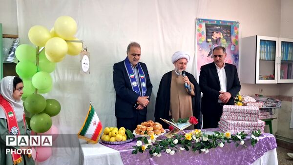 آیین سپاس معلم در مدرسه تمام تشکیلاتی سمیه منطقه مهربان 