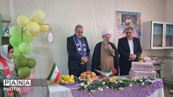 آیین سپاس معلم در مدرسه تمام تشکیلاتی سمیه منطقه مهربان 