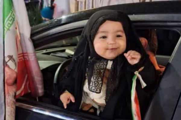 معصومیتِ کودکی، پرچمِ وطن را به جان می‌گیرد