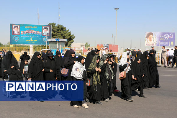 جلوه‌هایی از حضور نوجوانان در مراسم سالگرد ارتحال امام خمینی(ره)