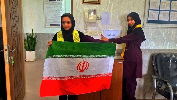 جلوه‌هایی از مراسم دهه فجر در دبیرستان دخترانه ابویی‌نژاد