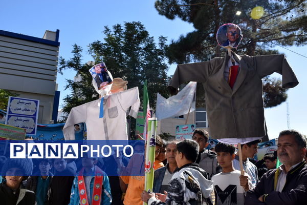 حماسه حضور نوجوانان تربت‌حیدریه در روز دانش‌آموز