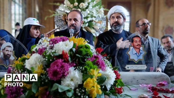 اجرای همگانی سرود «ایرانمون» توسط دانش‌آموزان البرزی در حرم امام خمینی (ره) و بهشت زهرا (س)