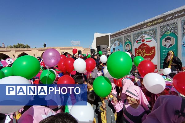 پیش دبستانی‌ها در زرقان تمرین استکبار ستیزی کردند 