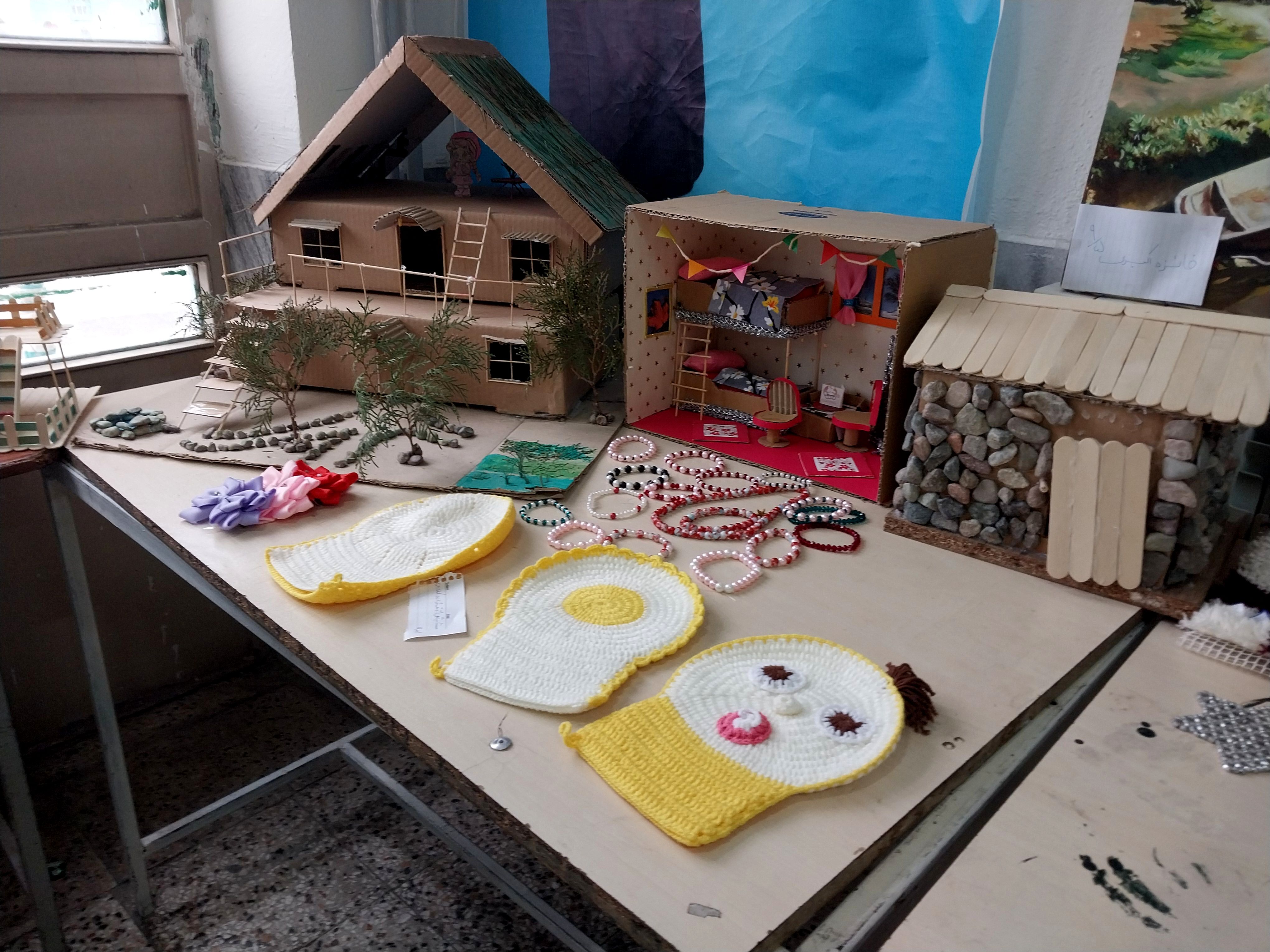 نمایشگاه آثار هنری دانش آموزان دبیرستان دلیری 