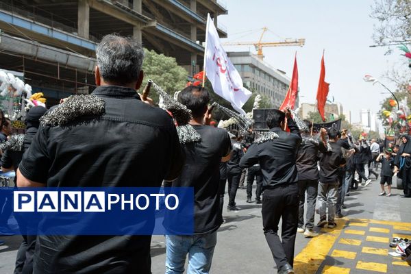 پرچم‌های عزا بر فراز حرم امام رضا(ع)