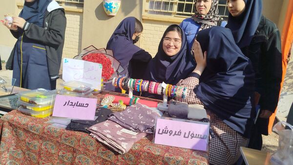 نمایشگاه و بازارچه کارو فناوری در دبیرستان پیرایش یک
