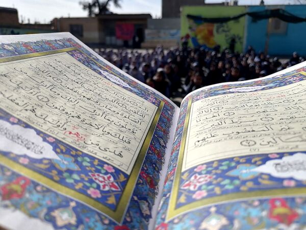  مراسم پیروزی انقلاب در مدرسه ناهید نخودی 