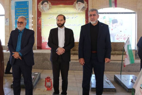 مدرسه باقرالعلوم (ع) فیروزکوه میزبان مراسم پرشور گلباران مزار شهدا با حضور مسئولان شد