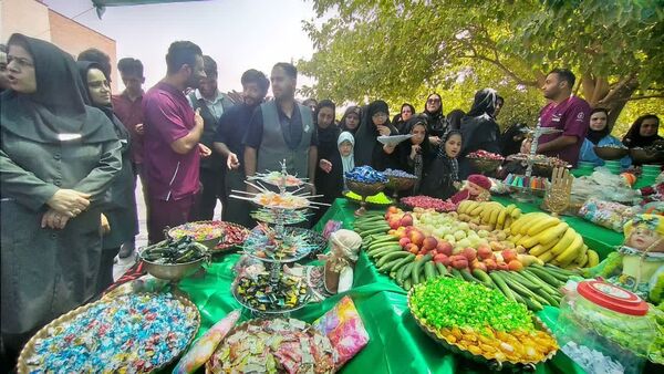 برپایی سفره‌ی احسان در محوطه بیمارستان فوق تخصصی آیت‌الله یثربی کاشان