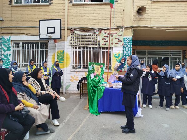 جشن روز مادر و جشنواره کیک و دسر در دبیرستان دخترانه دانشور ۲ 