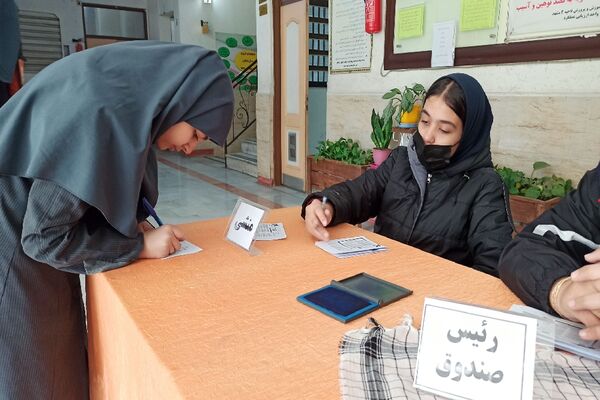حضور پر شور دانش‌آموزان در انتخابات شورای دانش‌آموزی دبیرستان دخترانه ۱۳ آبان