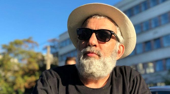 علیرضا کوشک‌جلالی، نمایش «پابرهنه، لخت، قلبی در مشت» را به صحنه می‌برد