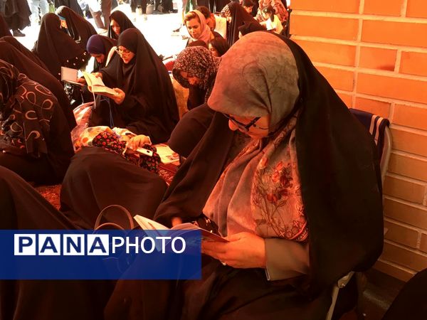 برپایی مراسم دعای عرفه در گلستان شهدای اصفهان