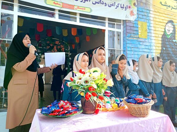 آیین نواخته زنگ آغاز سال تحصیلی در دبستان دخترانه سمیه